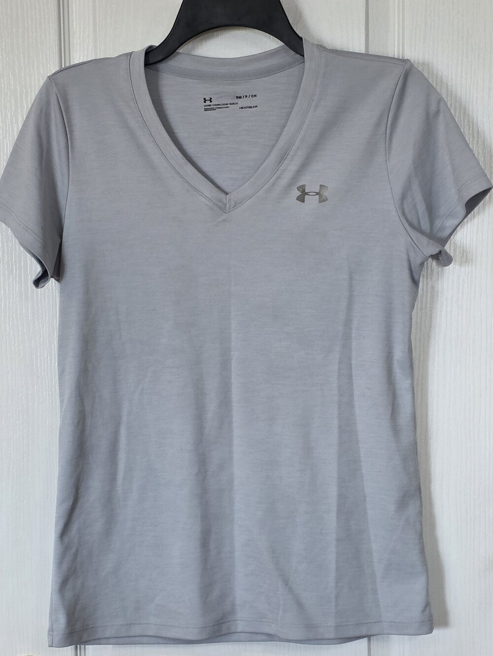 Under Armour Women’s Light Gray V-Neck Loose Fit, Heatgear, T-Shirt     Sz S